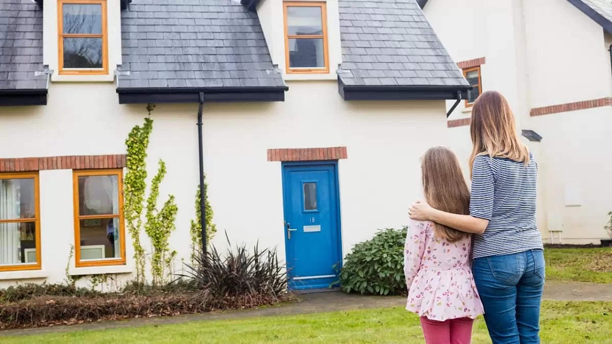 Canadians make a note of things to remember before buying a house. 