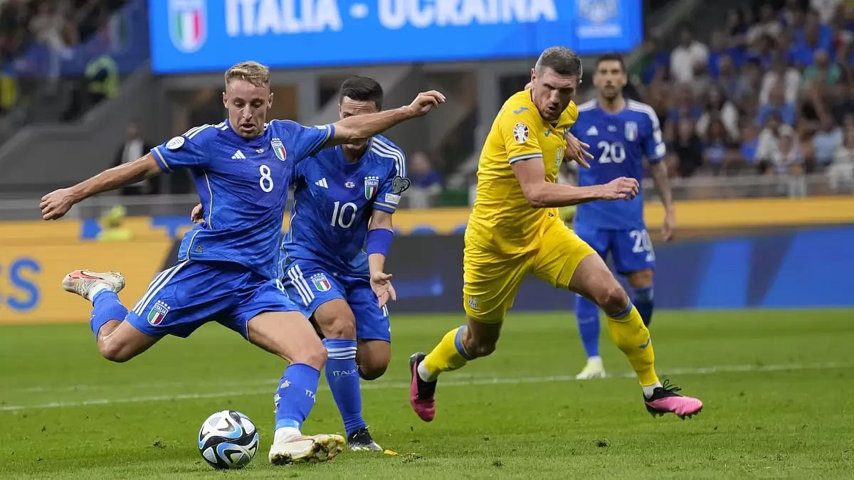 Davide Frattesi (L) scores against Ukraine in Milan on Tuesday