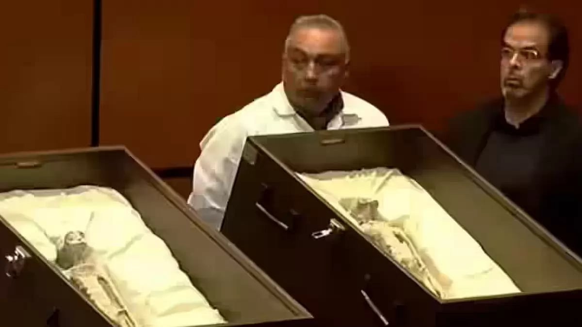 Two corpses of ‘non-human’ alien species at the Mexican Congress
