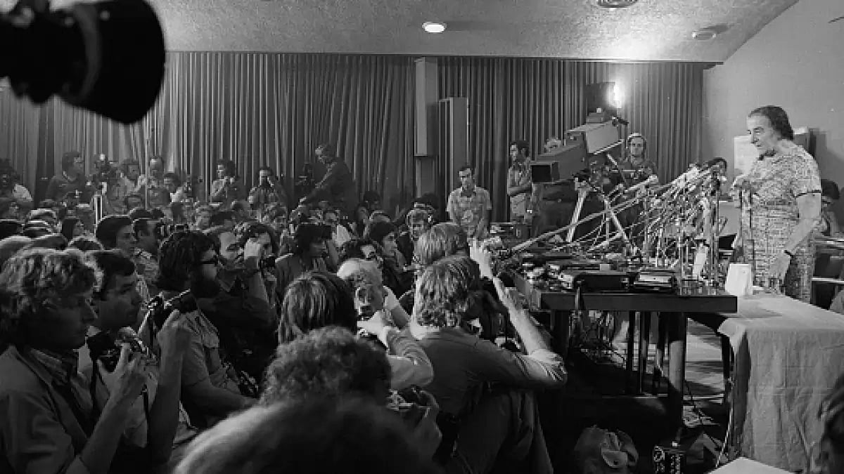 The then-Israeli Prime Minister Golda Meir addressing the press during the Yom Kippur War.