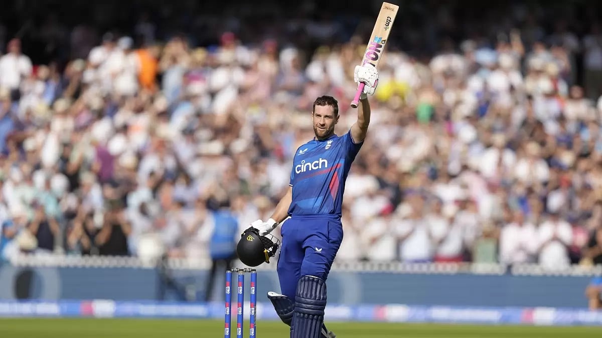 Dawid Malan celebrates scoring a century at Lord's on Friday.