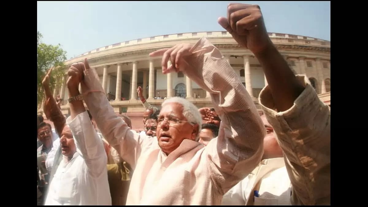 RJD leader Lalu Yadav and SP's Mulayam Yadav protest against WRB outside Parliament in 2010