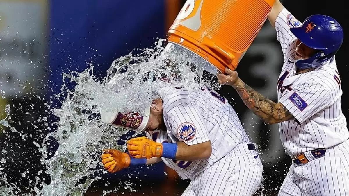 Mets enjoying their Victory 