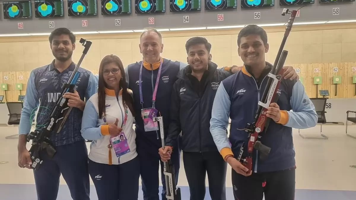 The gold-winning 10m air rifle team in Hangzhou on Monday.