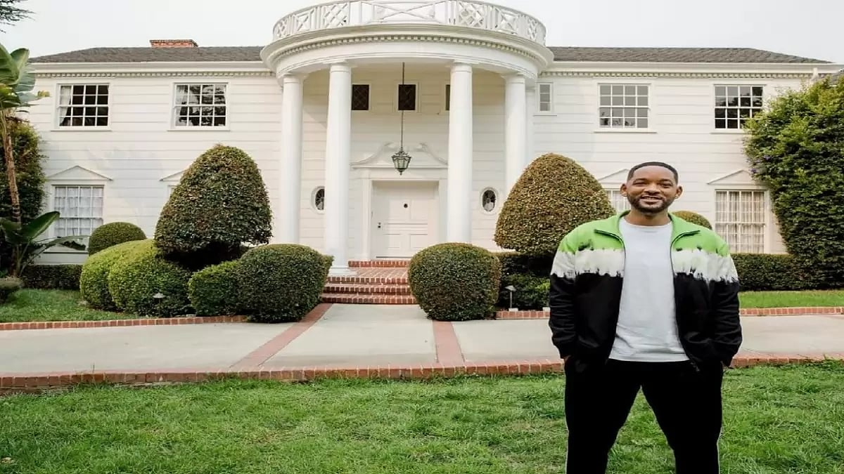 Will Smith posing for a photograph