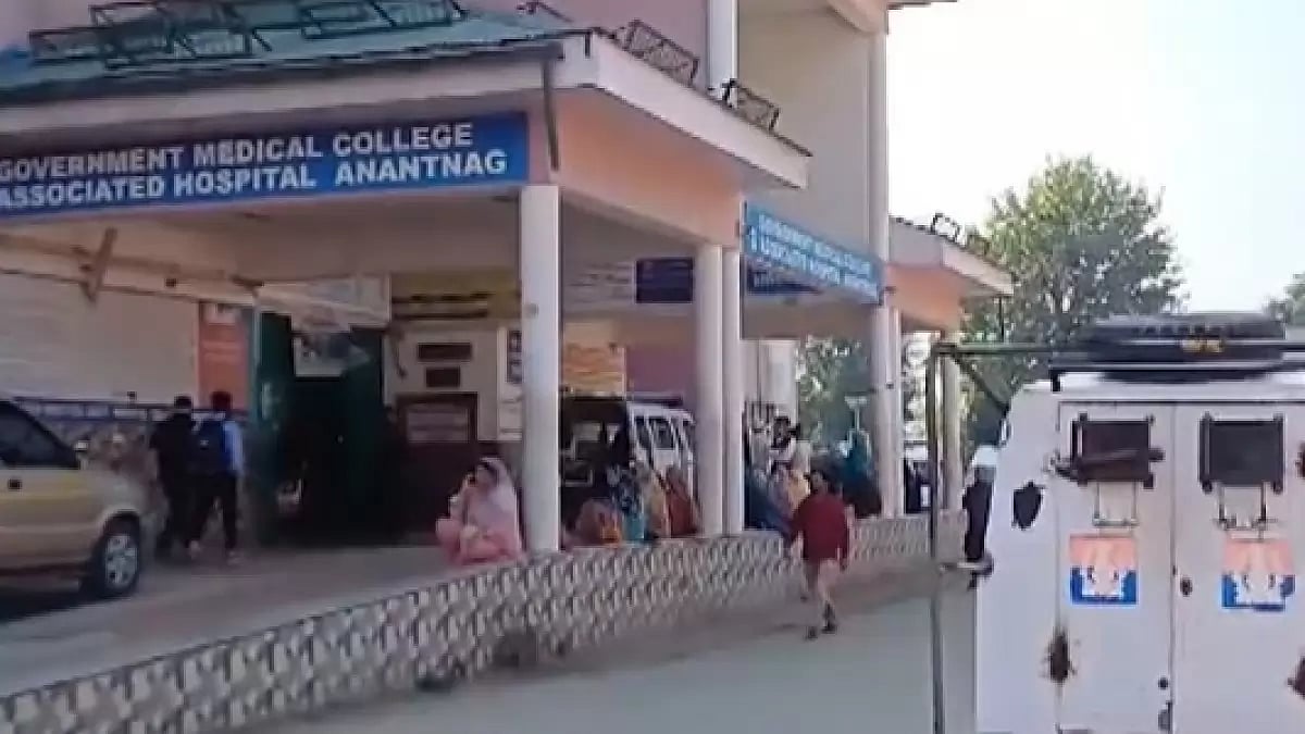 Labourers who sustained injuries in explosion in Anantnag are taken to the nearby hospital