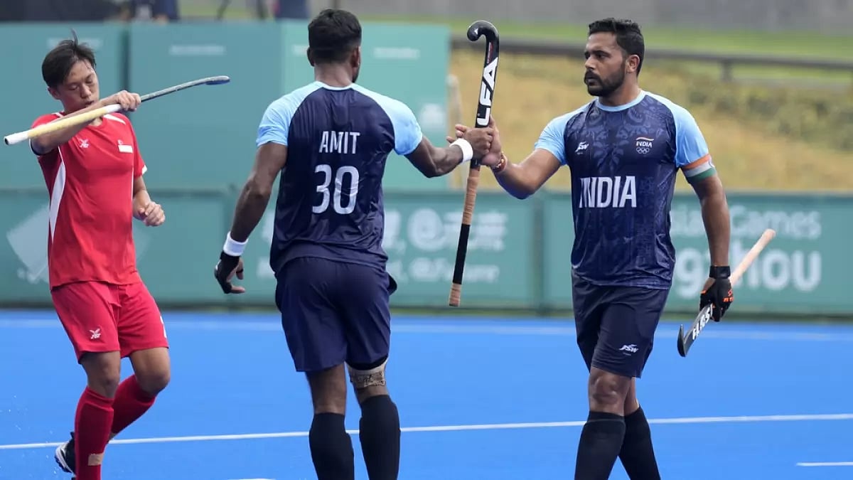 Harmanpreet Singh (R) & Co in action against China at the 2023 Asian Games.