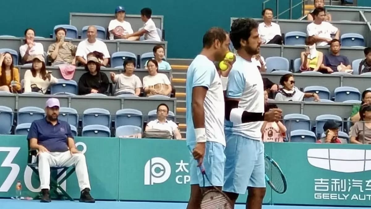 Ramkumar Ramanathan (L) and Saketh Myneni in action in Hangzhou on Thursday.