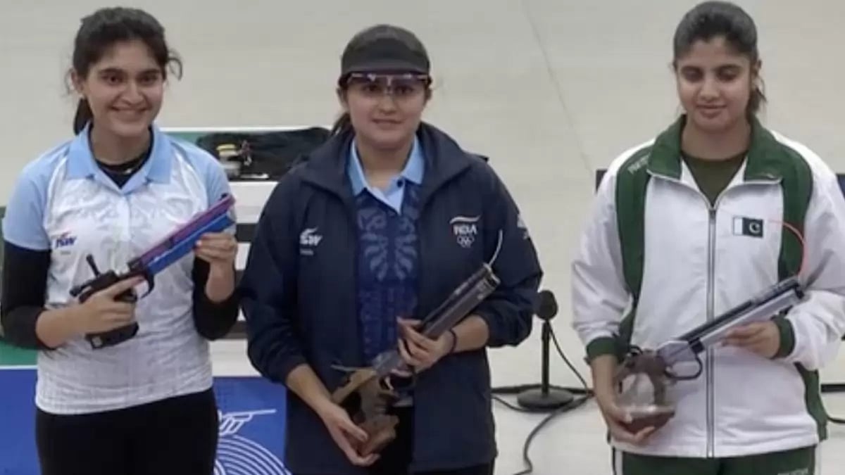Esha Singh (left), Palak Gulia (center) and Talat Kishmala of Pakistan (right) - null