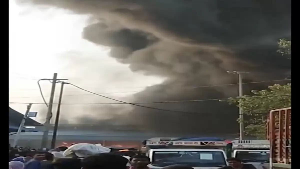 Fire breaks out at Delhi's Azadpur Mandi