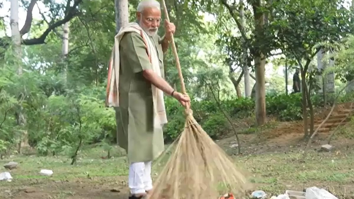 PM Narendra Modi promoted cleanliness and participated in 'shramdaan'.