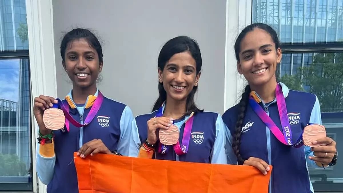 The bronze-winning Indian women's speed skating team in Hangzhou.