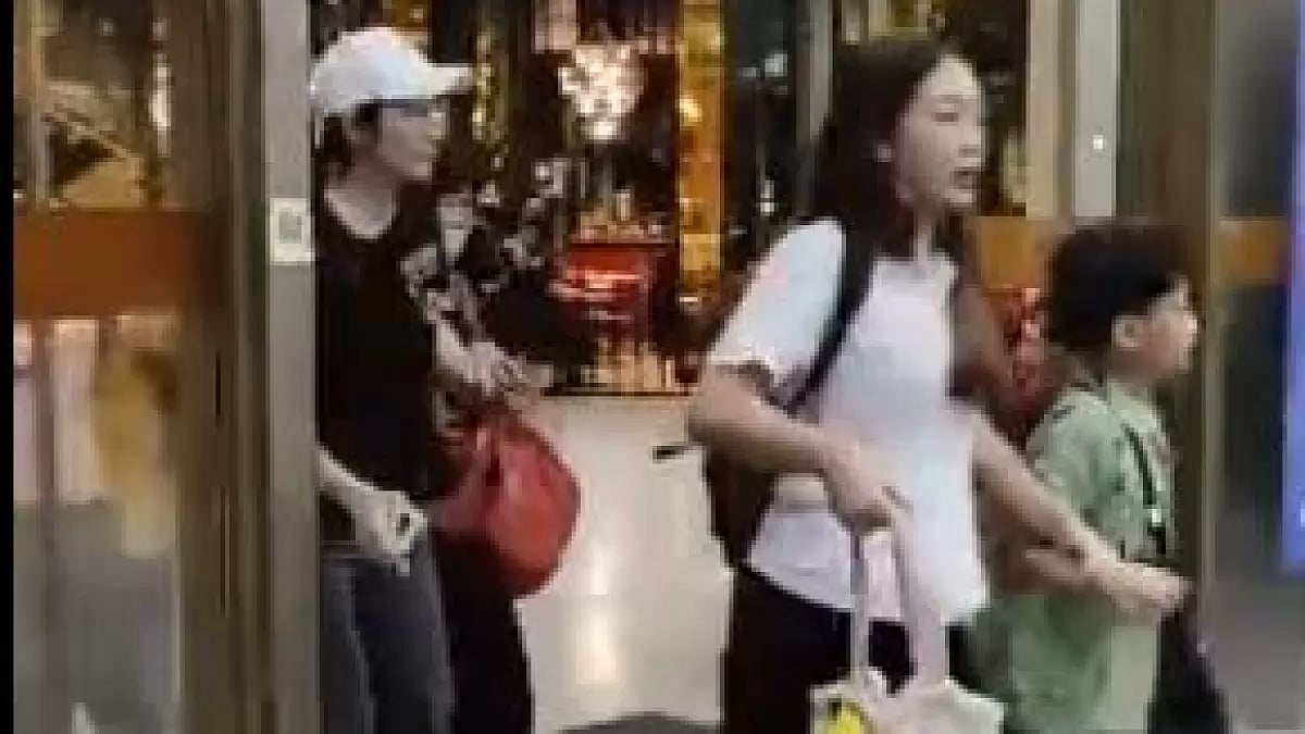 People rushing out of the Siam Paragon Mall in Bangkok after an incident of gunfire
