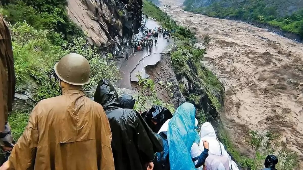 प्रकृति का प्रकोप: उत्तराखंड में नदी में बाढ़ और टूटी सड़कें