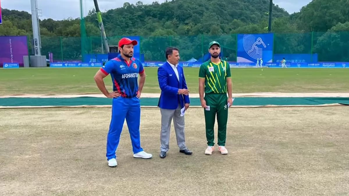 The two captains at the toss ahead of the semi-final in Hanzghou