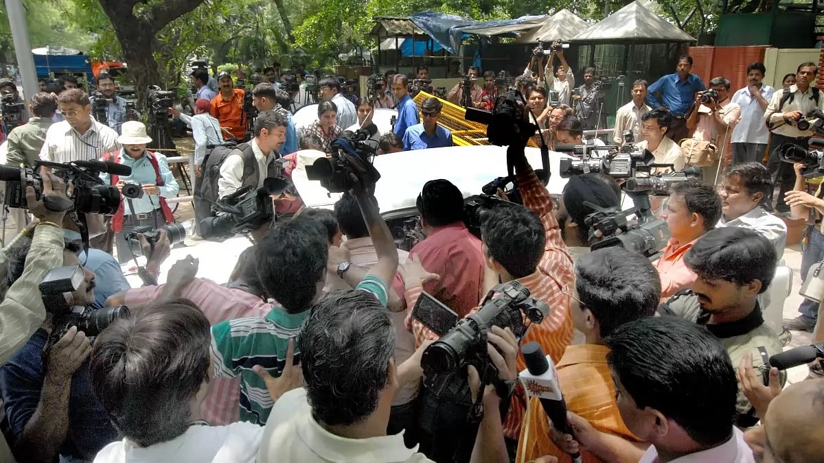 Electronic Media outside Advani's House in Delhi
