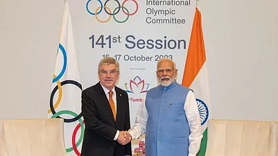 IOC president Thomas Bach (L) and PM Narendra Modi in Mumbai on Saturday.