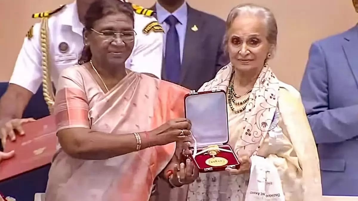 Waheeda Rehman Accepting The Dadasaheb Phalke Award