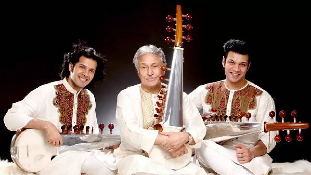 Ustad Amjad Ali Khan with his sons Amaan Ali Bangash and Ayaan Ali Bangash 