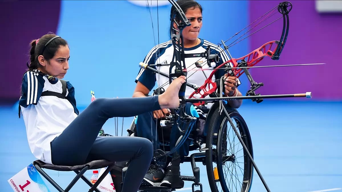 Sheetal Devi (L) in action at the para archery event in Hangzhou.