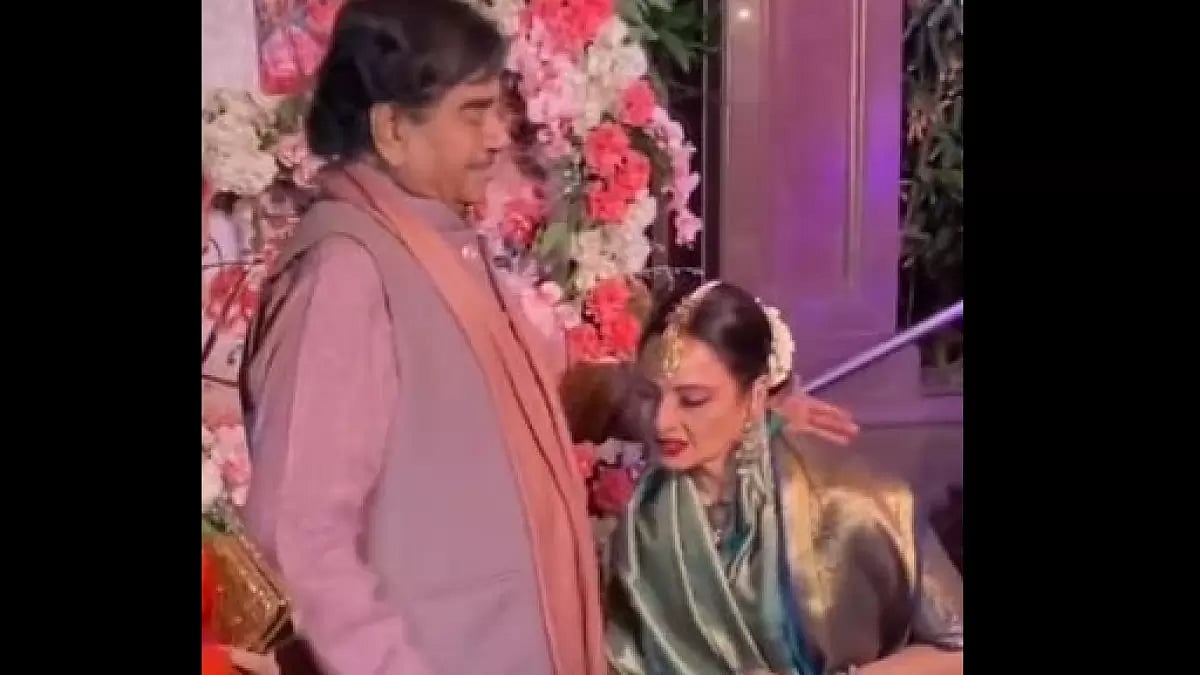 Rekha Touches Shatrughan Sinha’s Feet, Internet Asks ‘Aren't They The Same Age?’