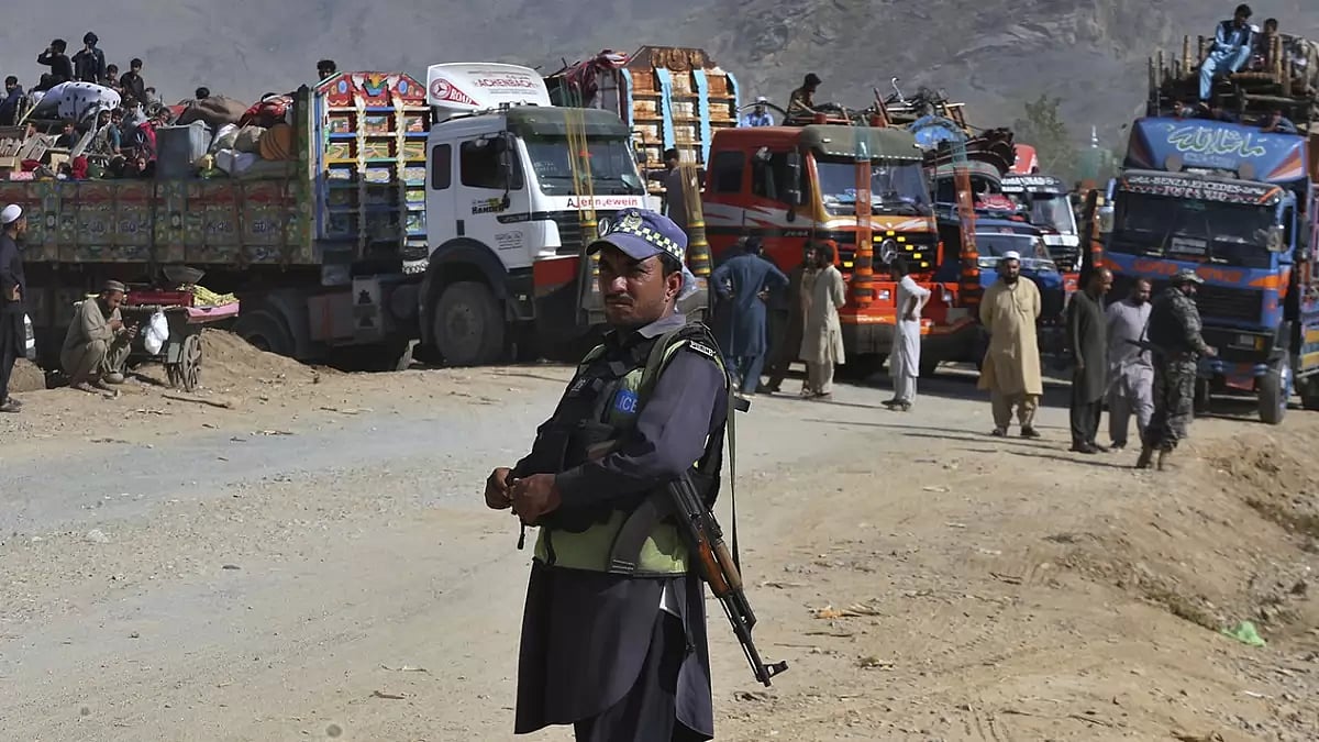 Pakistani Security Forces Detain And Deport Undocumented Afghans In Anti-Migrant Sweep