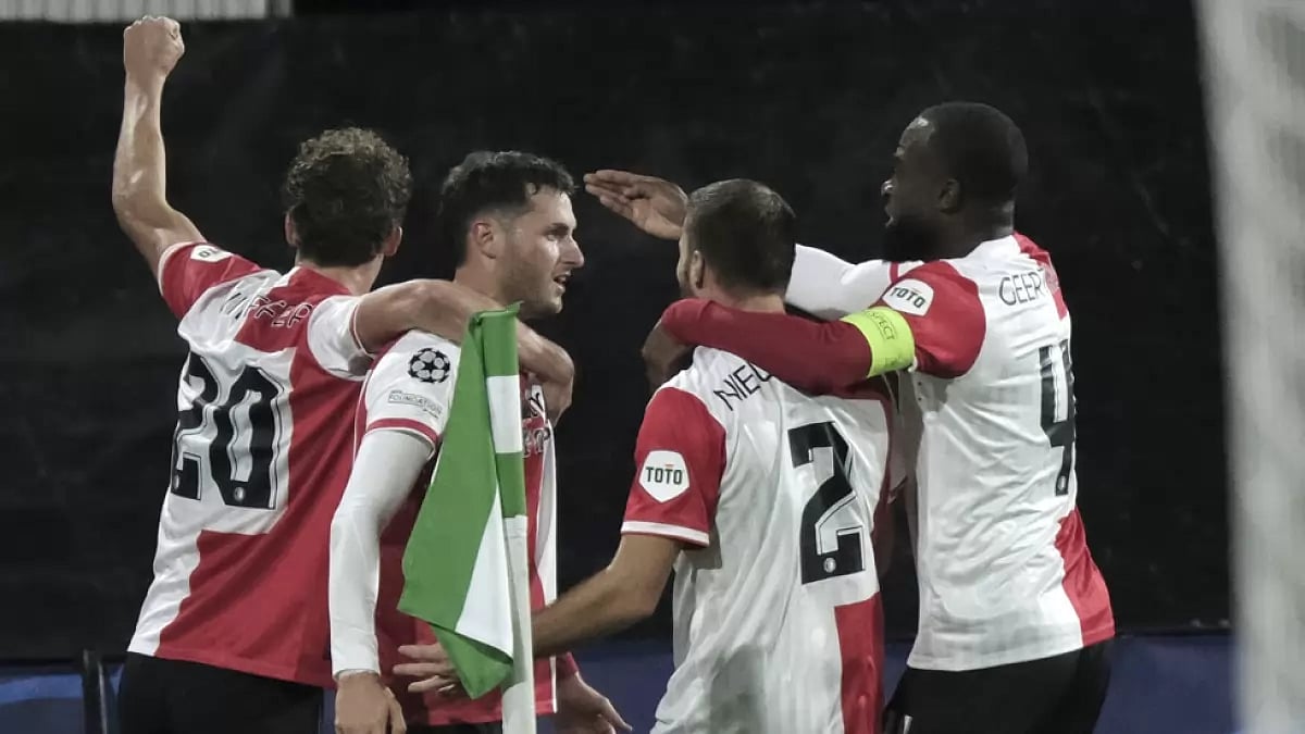 Santiago Gimenez (Centre) celebrates with Feyenoord teammates.