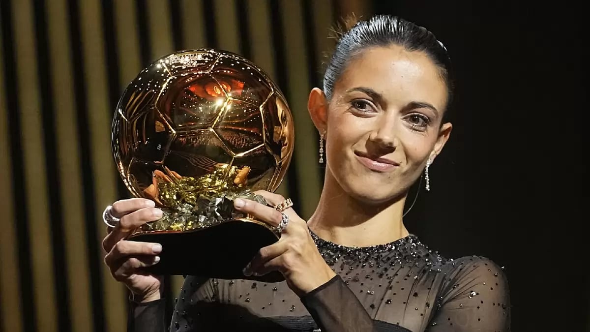 Aitana Bonmati with her Ballon d'Or.