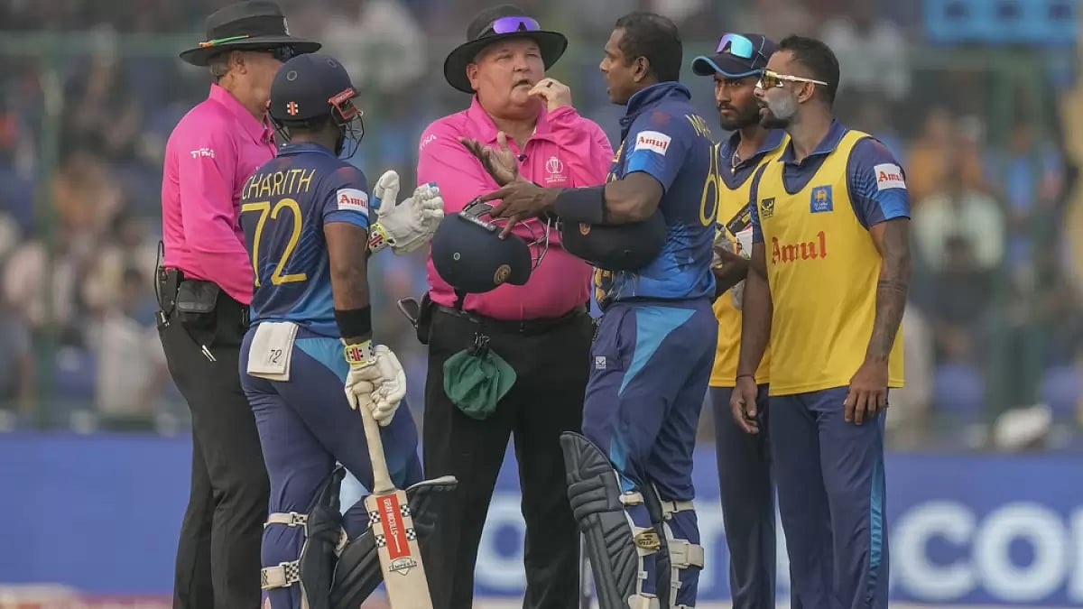 Angelo Mathews (c) talks to the umpires during Sri Lankas tie against Bangladesh - null
