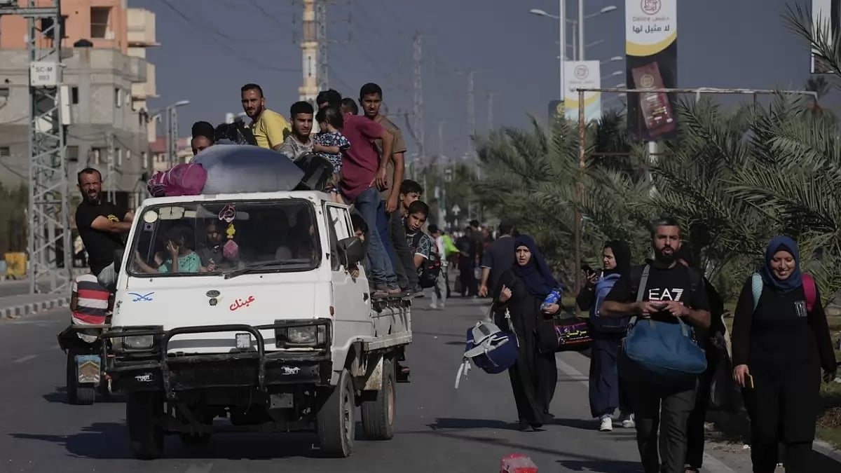 Palestinians flee to the southern Gaza Strip on Salah al-Din Street in Bureij, Gaza Strip
