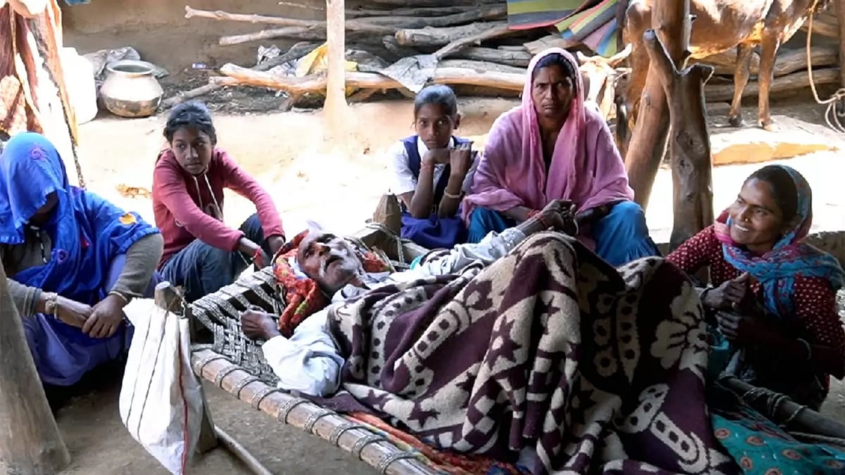 Mohan Singh Damor's family at Shyamalia Bada village of Jhabua district, Madhya Pradesh, bidding adieu to his ailing father.