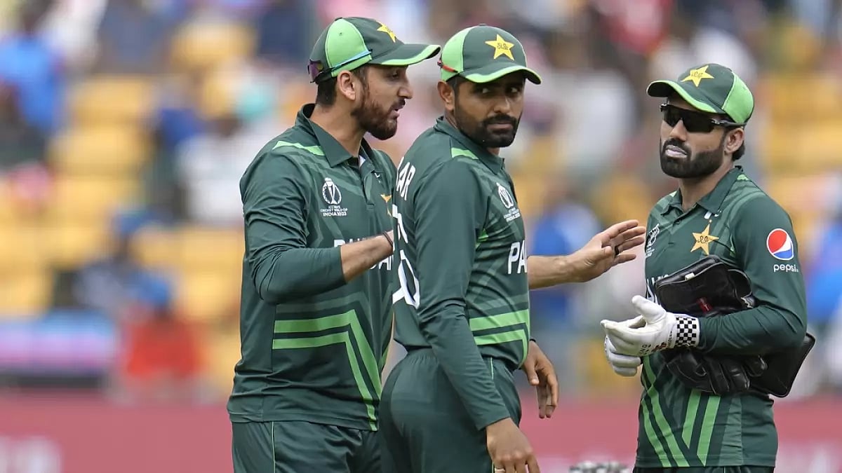 Pakistan captain Babar Azam (C) and wicketkeeper Mohammad Rizwan in action against New Zealand.