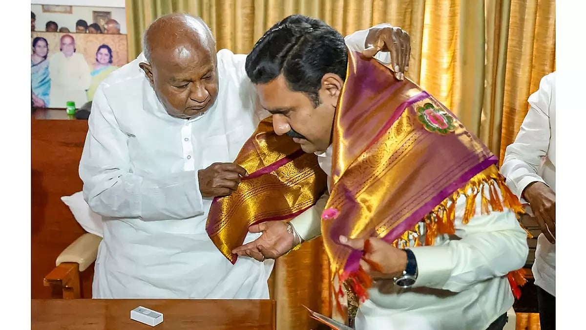 BY Vijayendra Yediyurappa meets HD Deve Gowda