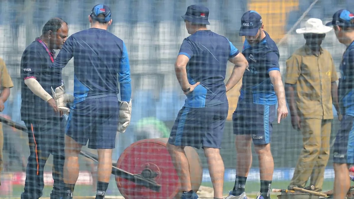 New Zealand captain Kane Williamson (R) inspects the Mumbai pitch ahead of the semi-final.
