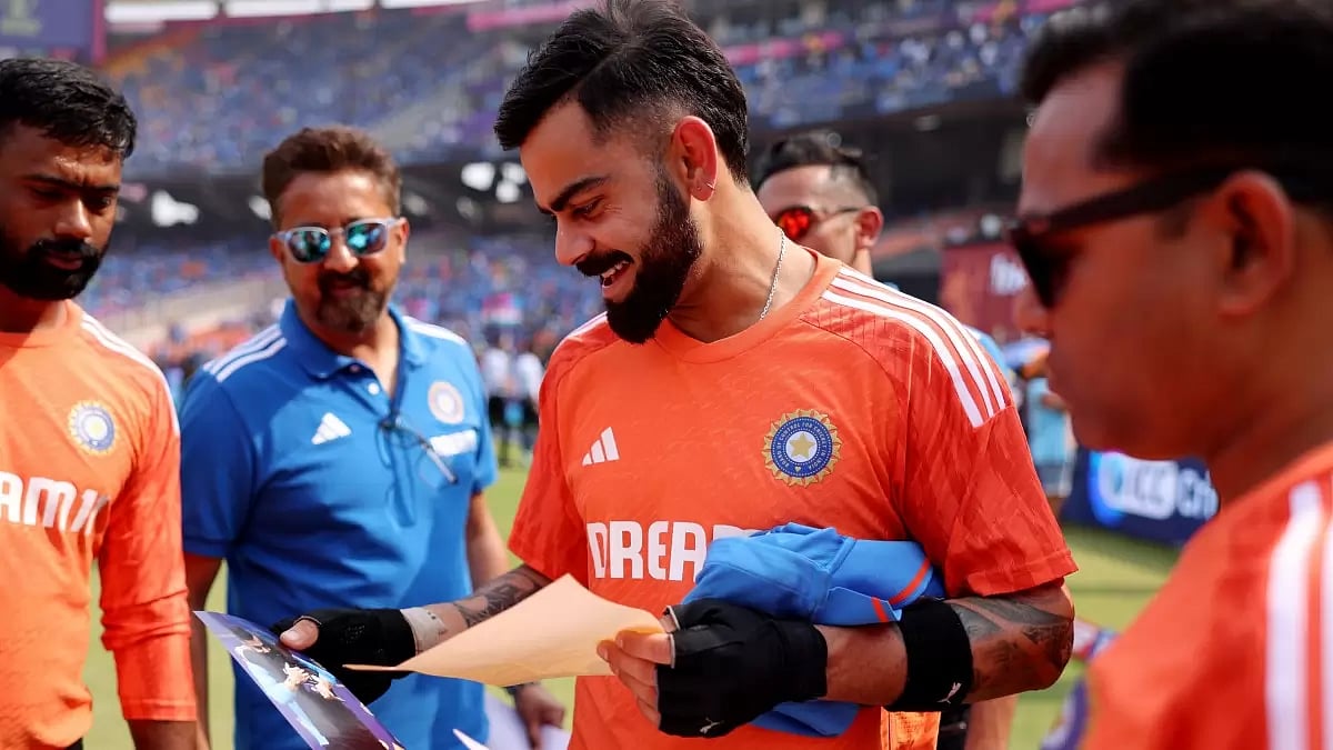 IND Vs AUS, Final: India Great Sachin Tendulkar Presents Virat Kohli With Special Gift For ICC Cricket World Cup 2023 Trophy Clash