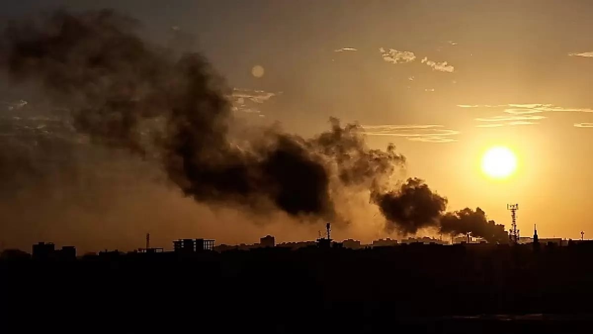 Smoke rises during clashes between the Sudanese Armed Forces and the paramilitary Rapid Support Forces (RSF) in Khartoum, Sudan. | REPRESENTATIONAL IMAGE | - FILE PIC |