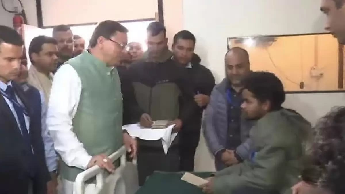 CM Pushkar Dhami handed over compensation cheque to a rescued worker