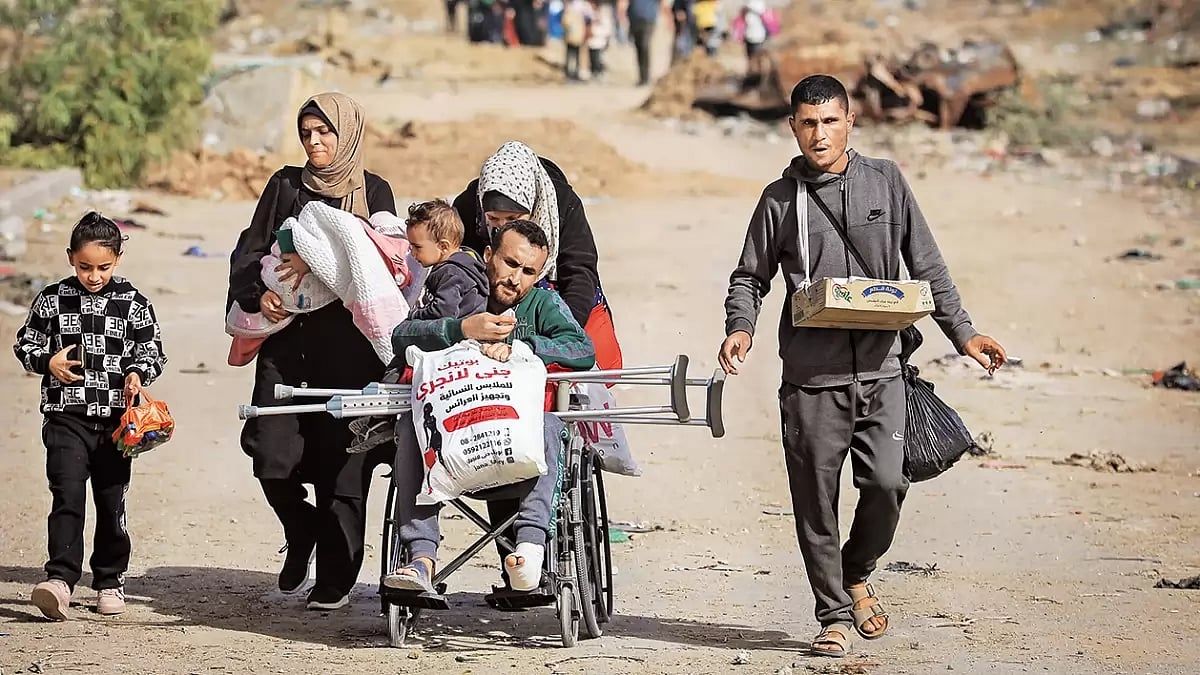 Narrow Window: Palestinians  fleeing Gaza on the third day of truce between Israel and Hamas