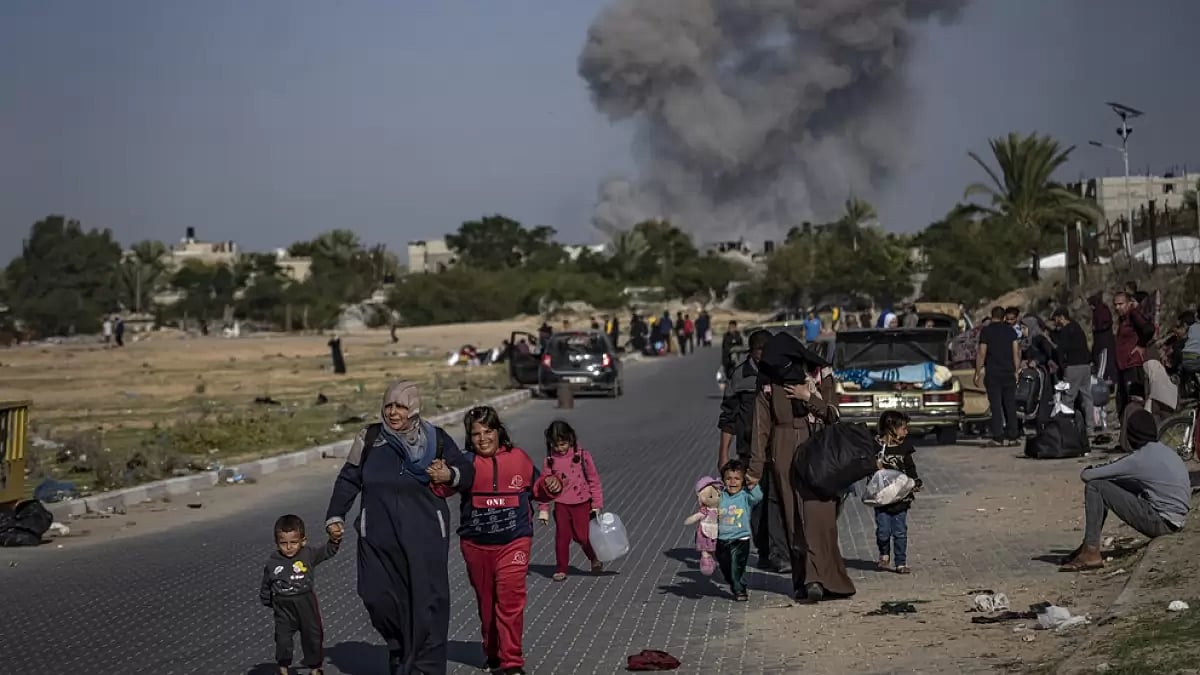 Palestinians flee from east to west of Khan Younis, Gaza Strip, during ongoing Israeli bombardment