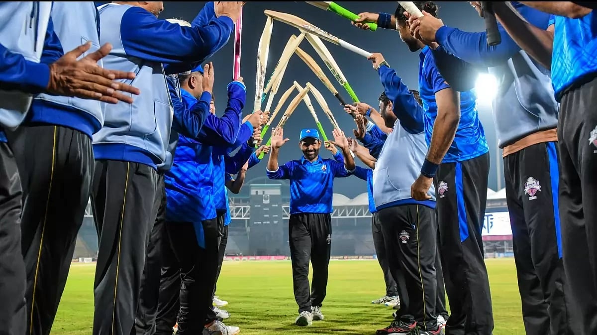 Asad Shafiq who played his last tournament in domestic cricket was given a guard of honour by Karachi Whites
