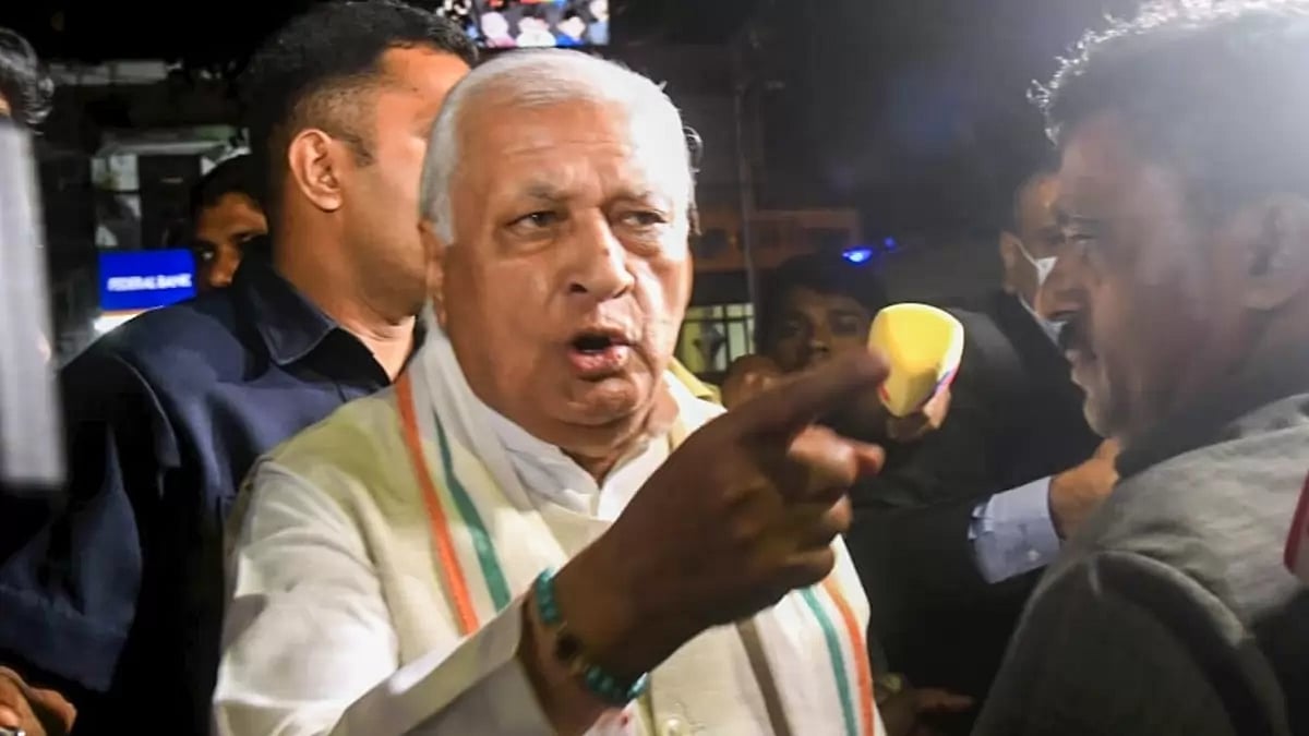 Kerala governor mobbed by SFI activists