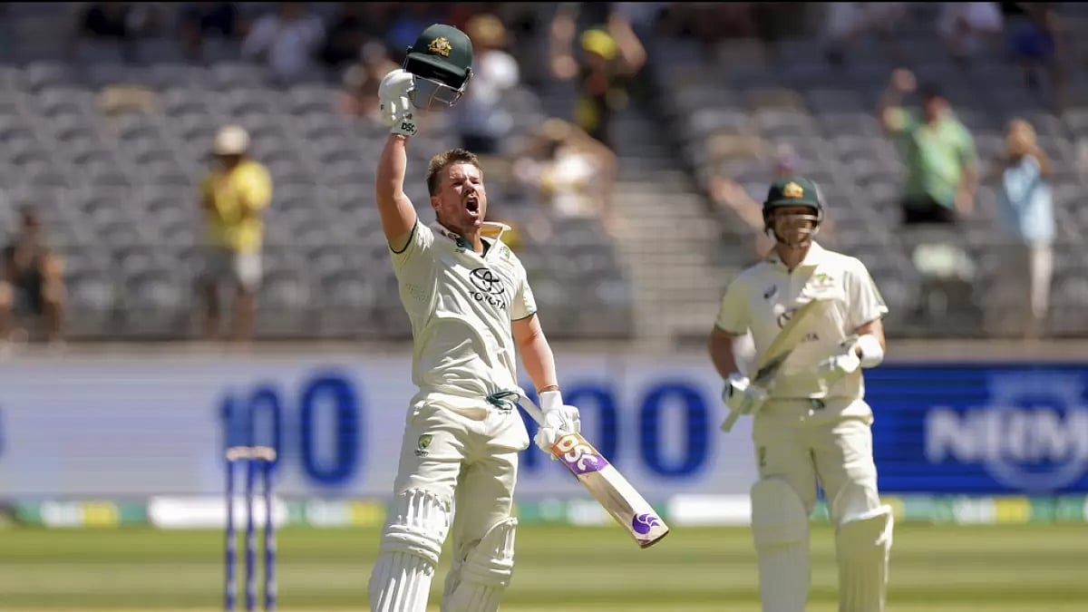 David Warner celebrating after scoring century against Pakistan in the first Test on Day 1