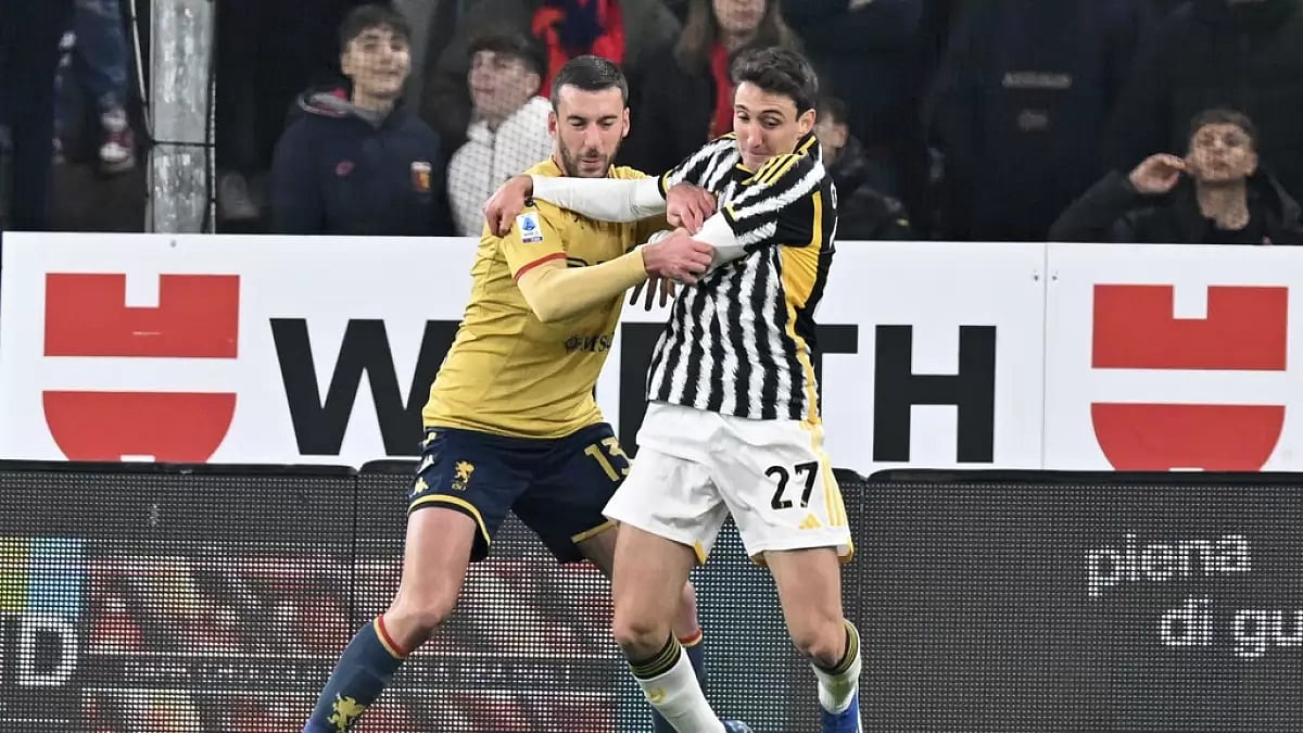 Juventu's Andrea Cambiaso, right, and Genoa's Mattia Bani fight for the ball during the Serie A soccer match between Genoa and Juventus 