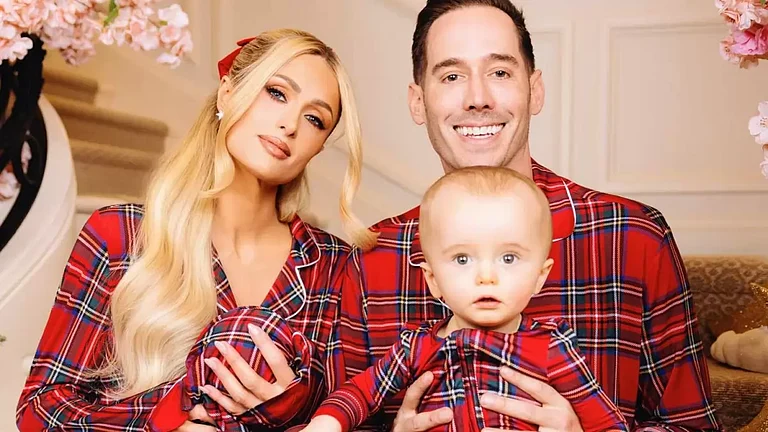 Paris Hilton Poses With Her Babies and Husband. - null