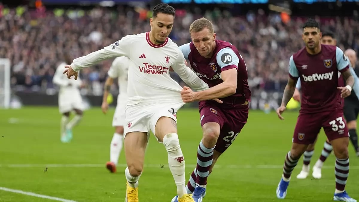 Action from the Manchester United vs West Ham match in the Premier League.