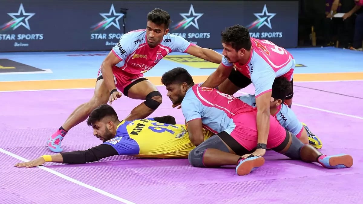 Action from the Pro Kabaddi League 2023-24 match between Jaipur Pink Panthers and Tamil Thalaivas.