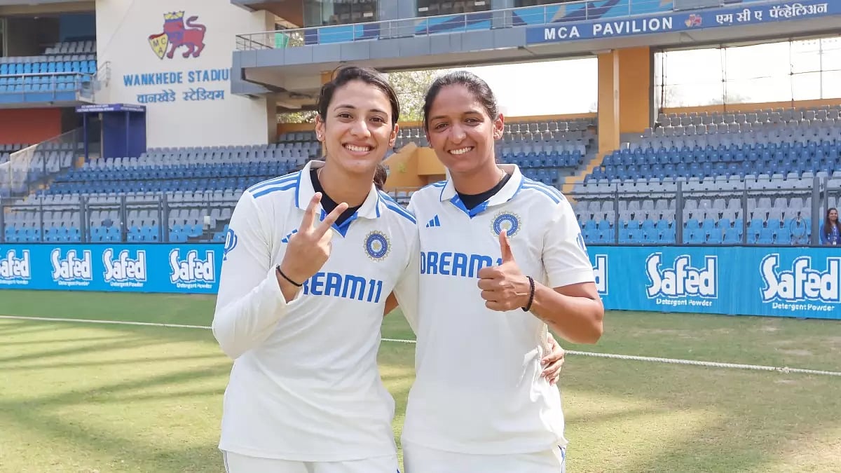 Smriti Mandhana (left) and Harmanpreet Kaur (right) - null