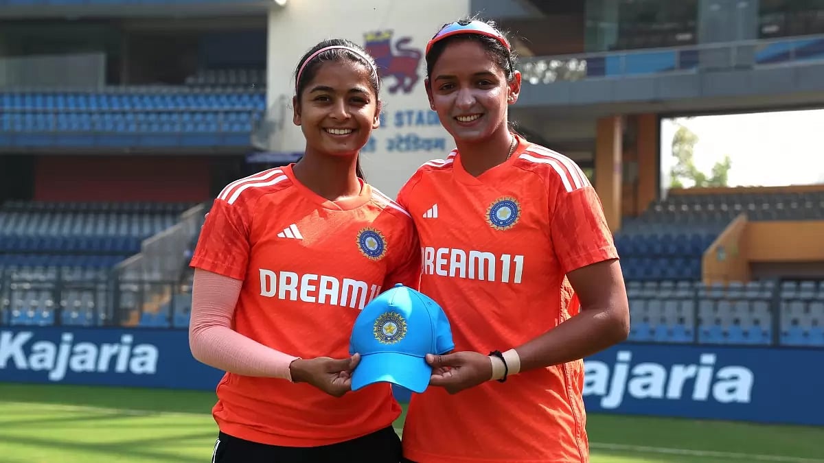 Shreyanka Patil (L) with Harmanpreet Kaur (R)