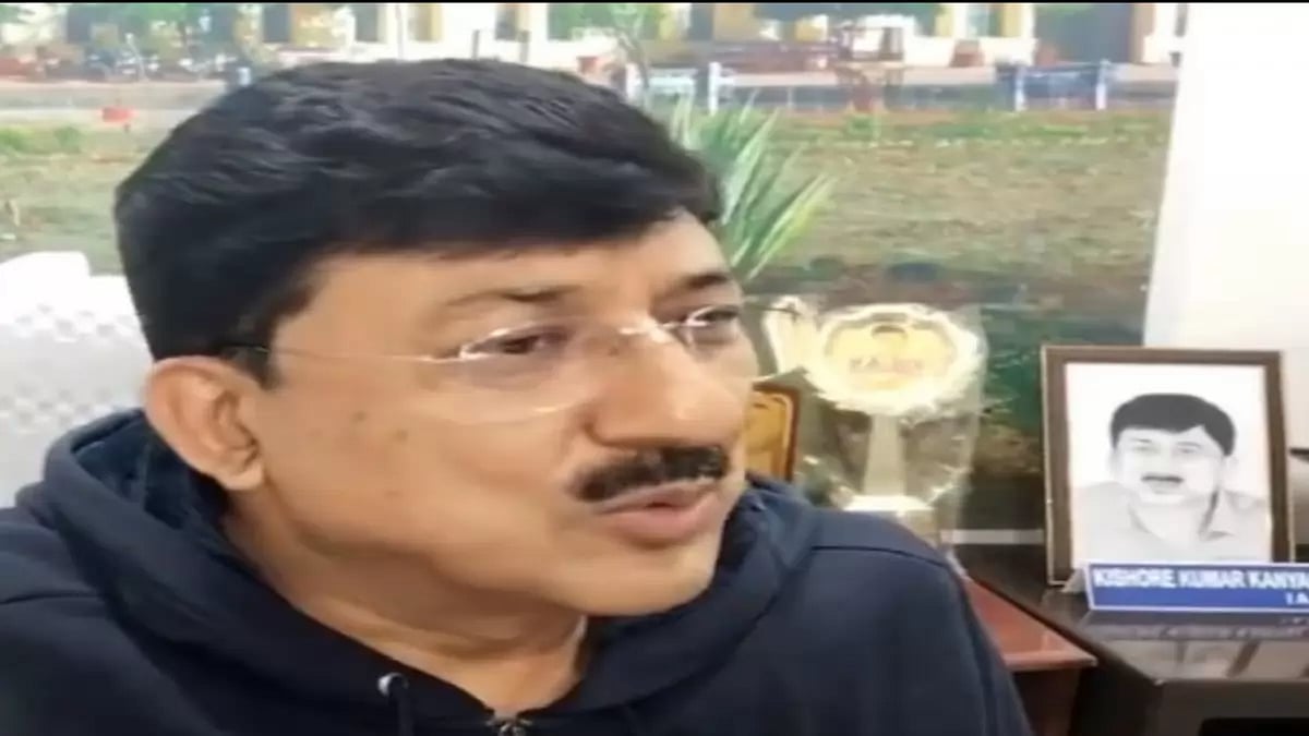 District Collector of MP's Shajapur was seen lashing out at a truck drivers' representative in a mee
