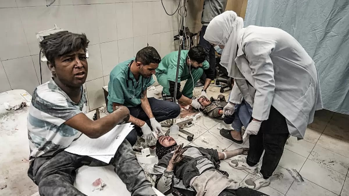 Israeli troops storm into Gaza's main hospital, 4 patients die